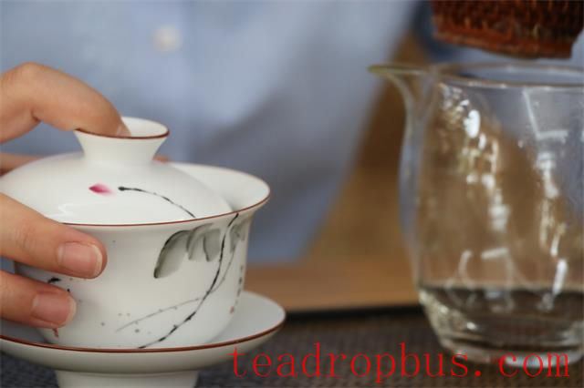 The Dilemma of Brewing Tea: Should You Leave the Lid Off to 