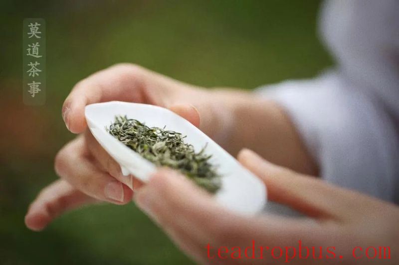 Let the fragrance of tea slow down the passage of time, and let worries fade with the tea in your cup.-2