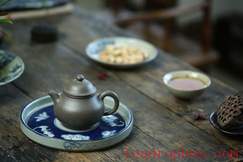 Zisha Teapot Doesn't Scald Your Hands When Brewing Tea: Is This a Myth?-1