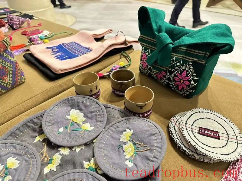 Debut in Beijing and Zhengzhou: A Journey of Aesthetics with the Jingmai Mountain Photography Exhibition and Pu'er Tea Cultural Creative Products-4